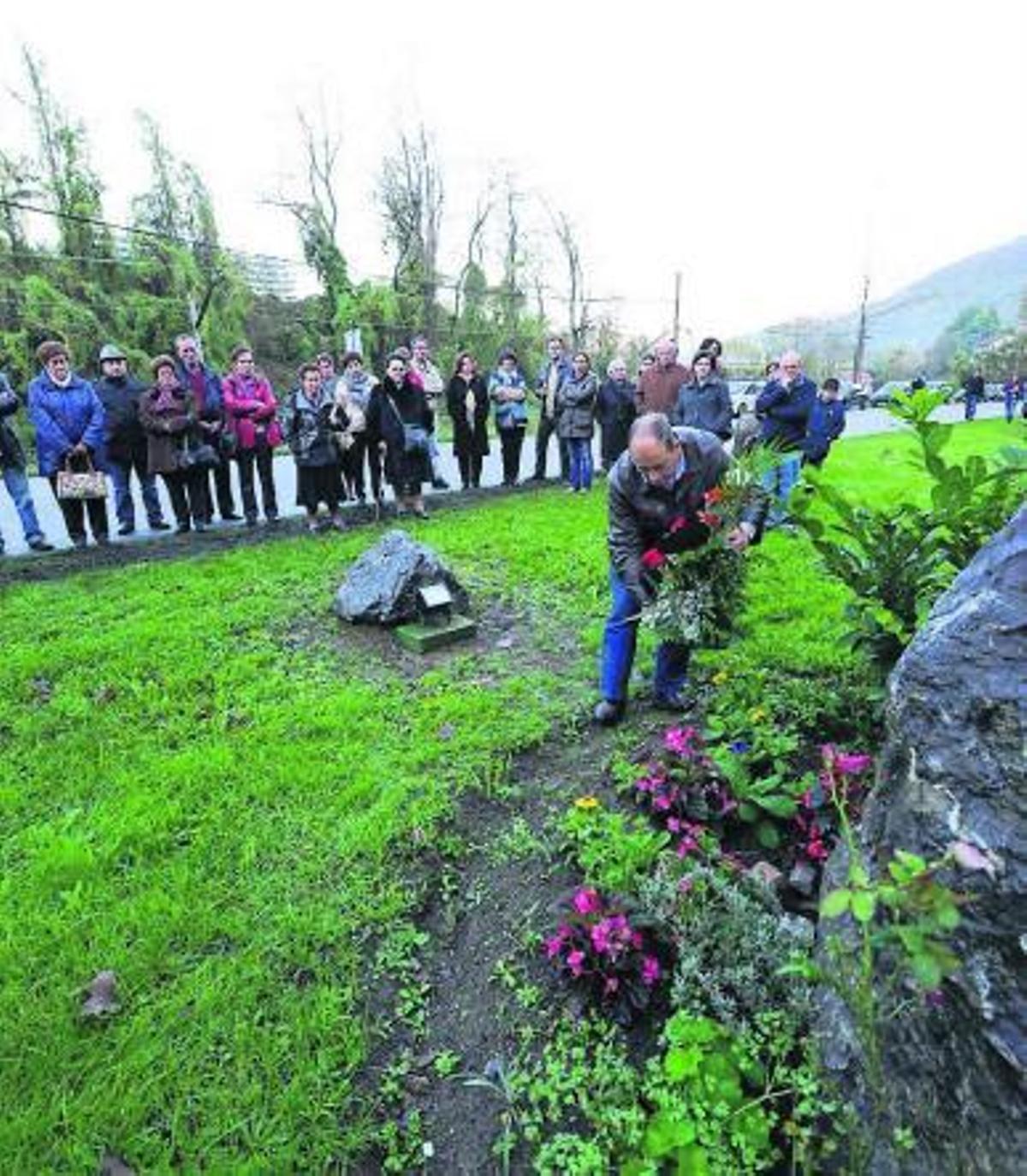 Acto de homenaje a los asesinados en la Cuesta Vindoria, en Langreo.