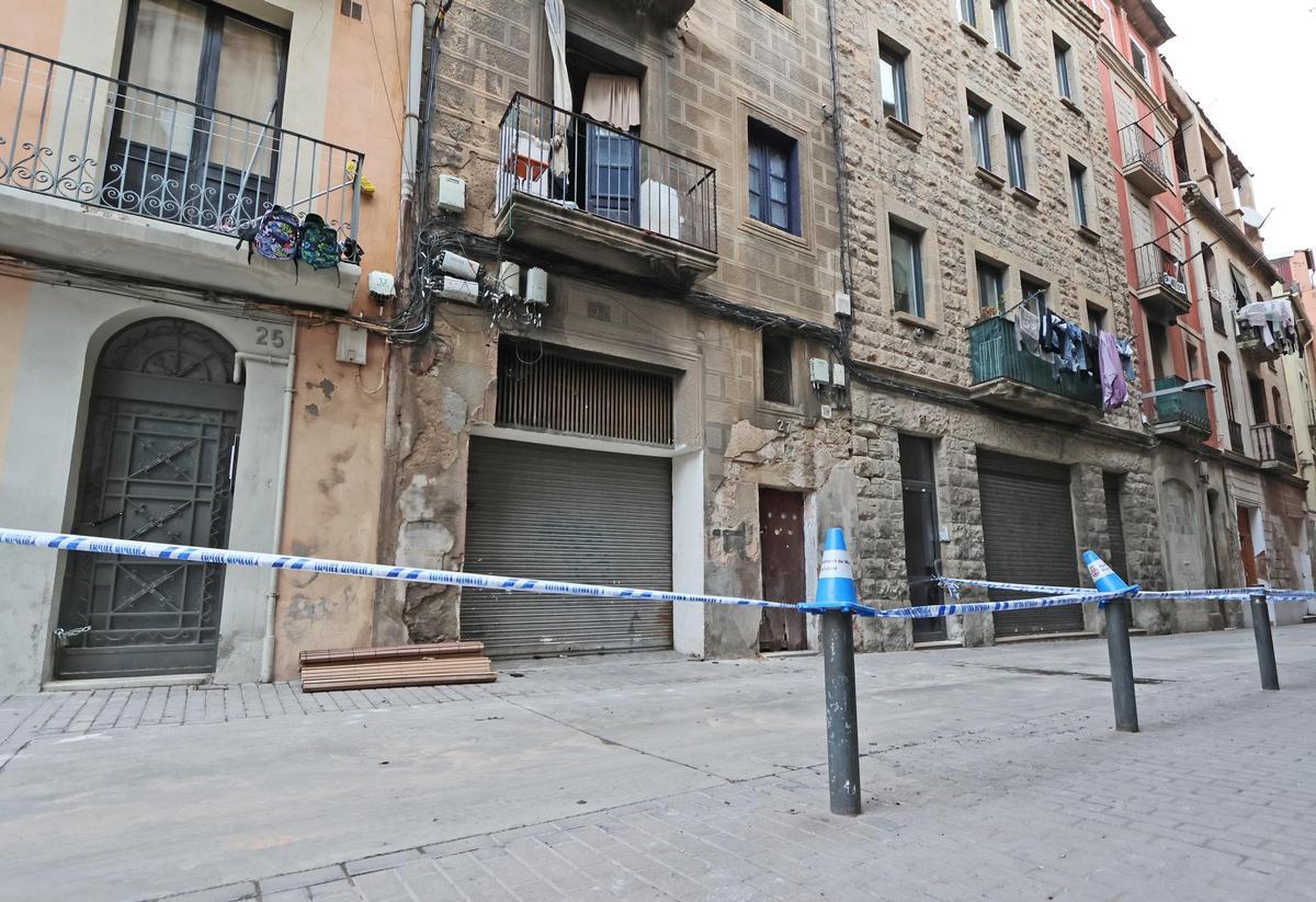 El dia després de l'incendi d'un habitatge del carrer Santa Llúcia de Manresa