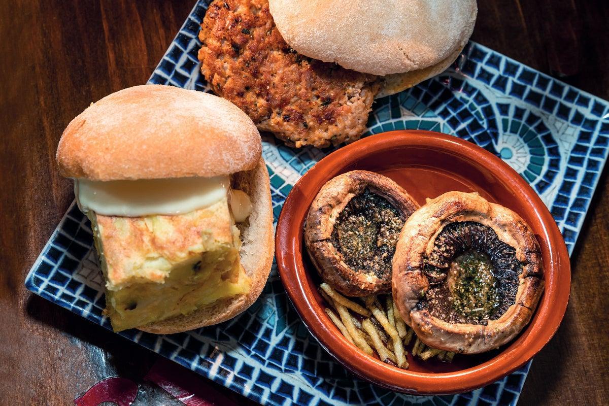 Pinchos: Mejillones con paté de pato, tosta de queso de cabra, champiñones plancha, ensaladilla rusa, garbanzos con chorizo y morcilla, tortilla de patata con mahonesa, porra antequerana, serrano, hamburguesa y cogollo de lechuga con el aliño especial de la casa.