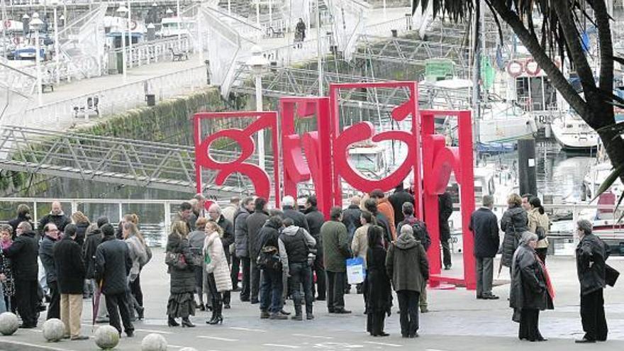 Las «letronas» que forman el nombre de Gijón, ayer, recién colocadas en los Jardines de la Reina.