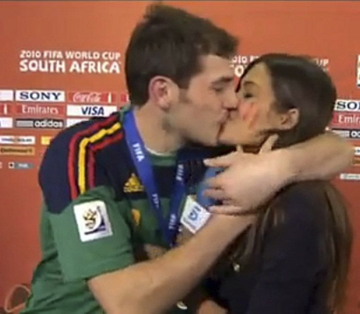 El beso de Iker Casillas y Sara Carbonero en el Mundial