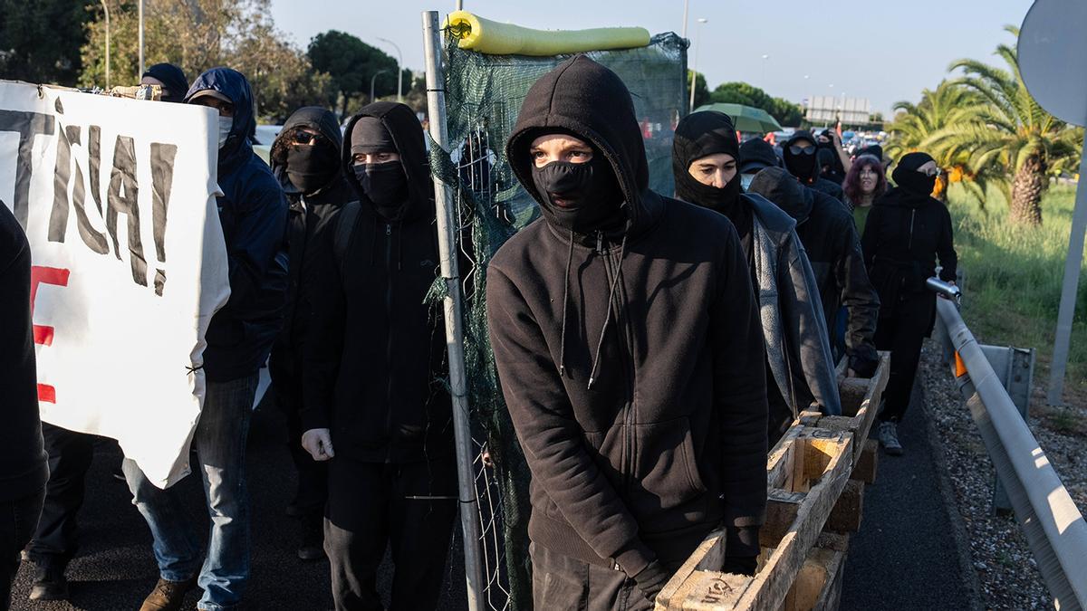 Cientos de trabajadores cortan a primera hora los accesos a la Zona Franca