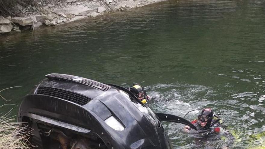 Agentes del Geas sacan a flote el vehículo robado a una vecina de Fermoselle.