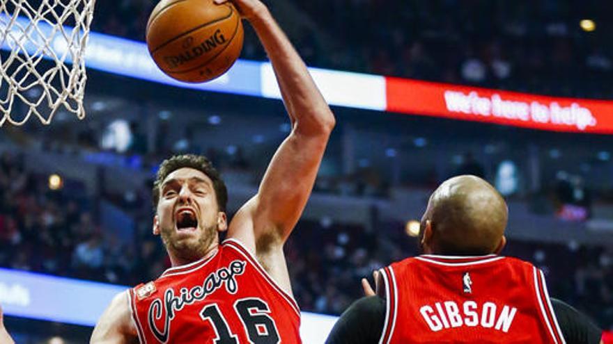 Pau Gasol cae contra los Pistons tras cuatro prórrogas