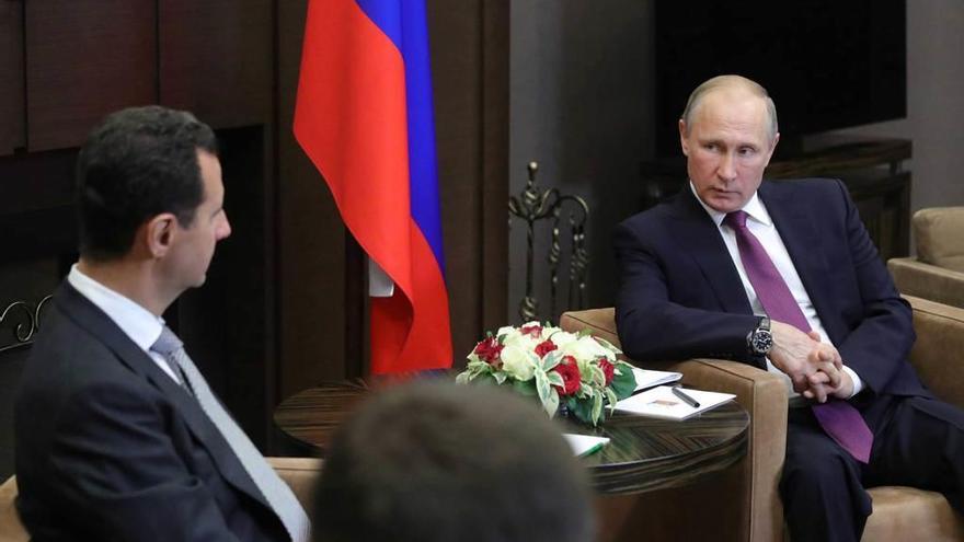 Putin y Asad, a la izquierda, durante su reunión en la ciudad balneario de Sochi, a orillas del mar Negro.