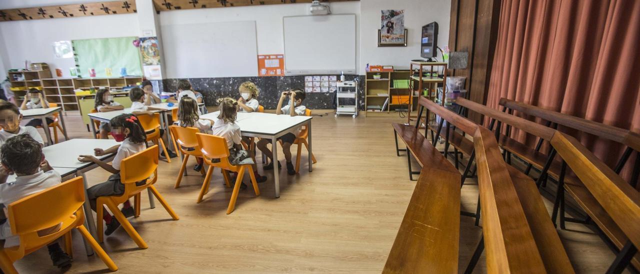 La pequeña capilla para los alumnos de Primaria se ha convertido en una de las aulas burbuja del colegio Inmaculada Jesuitas.