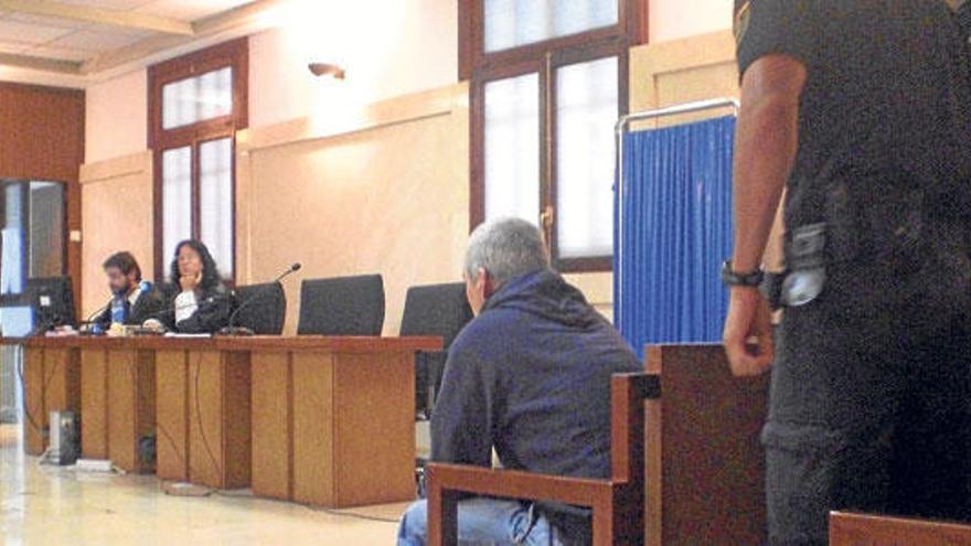 El progenitor imputado, de 45 años, que está en prisión, ayer durante el juicio en la Audiencia de Palma.