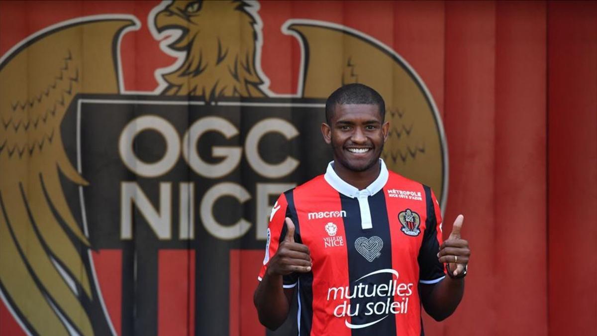 Marlon posa con la camiseta del Niza