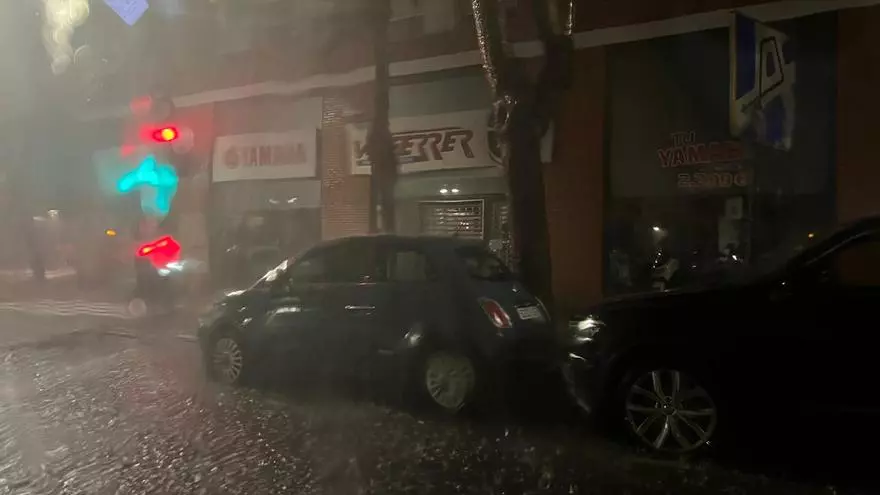 La lluvia ha llegado a València y ha caído con fuerza en algunos barrios, como el Marítim