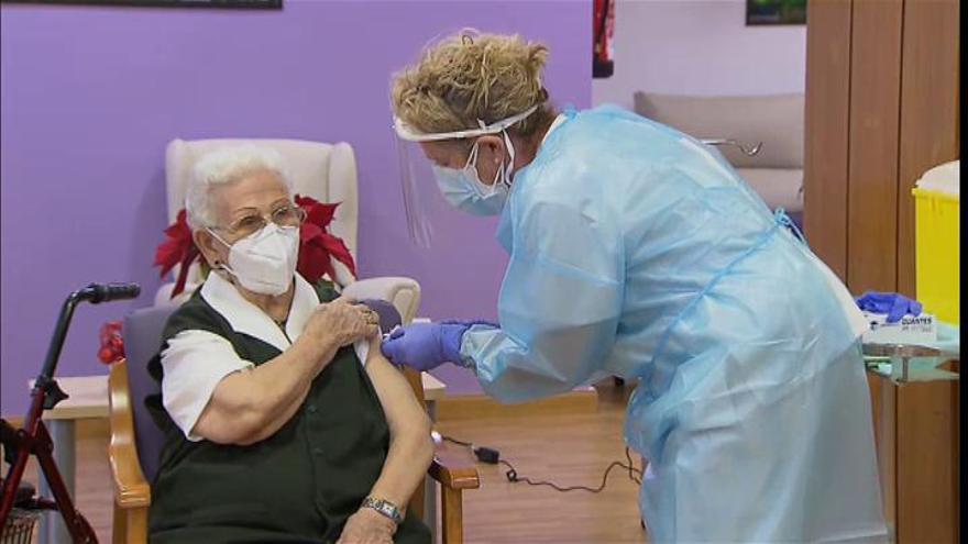 Araceli, una mujer de 96 años, recibe la primera dosis de la vacuna en España