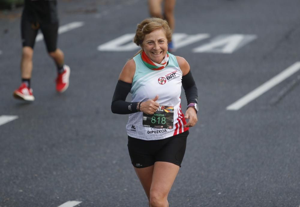 Los corredores del maratón completan la primera mitad del recorrido en los alrededores de Samil y Coruxo.