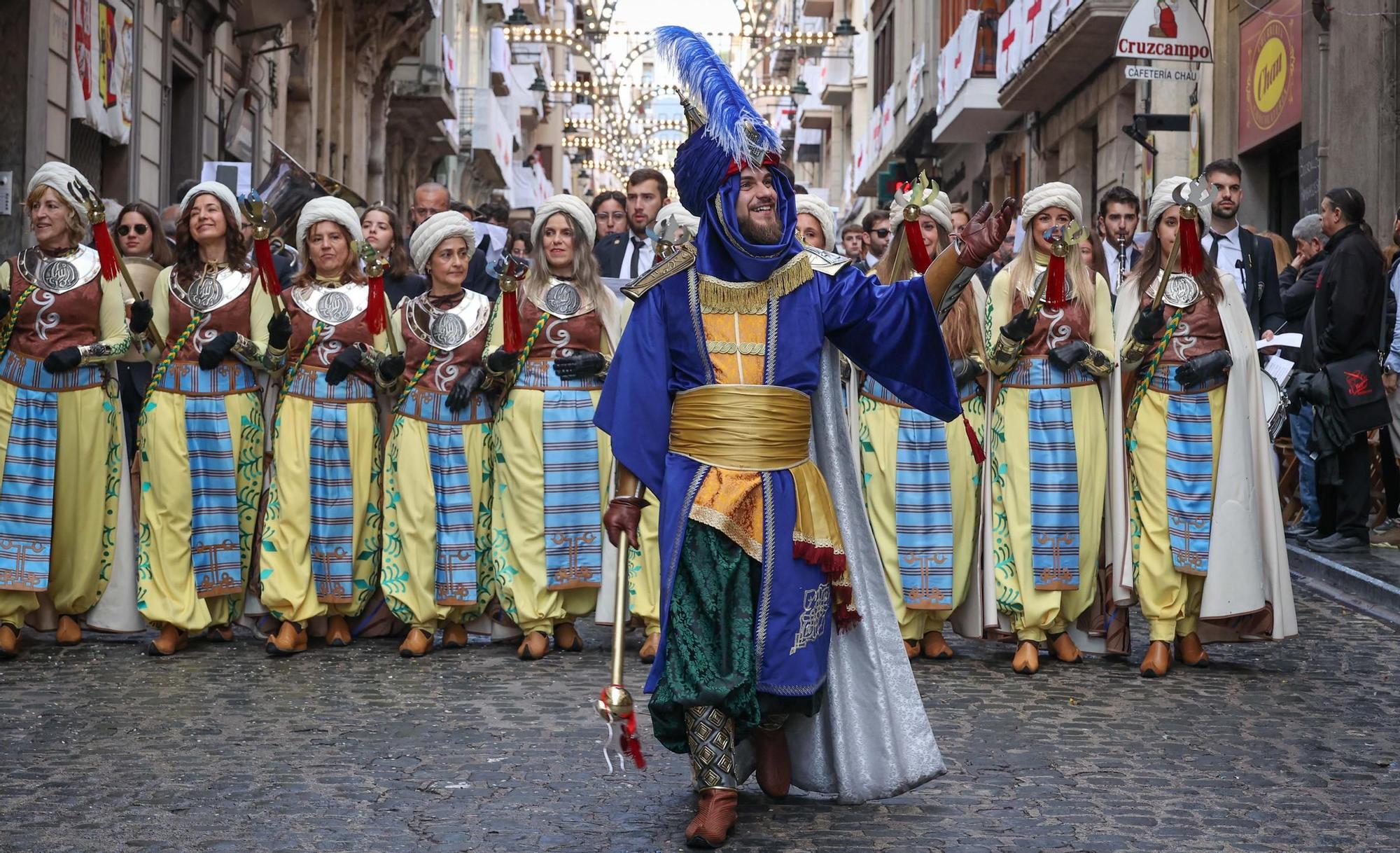 La trilogIa festera de Alcoy despierta con la Diana