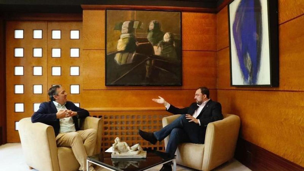 Por la izquierda, Alejandro Vega y Adrián Barbón en una imagen de archivo.