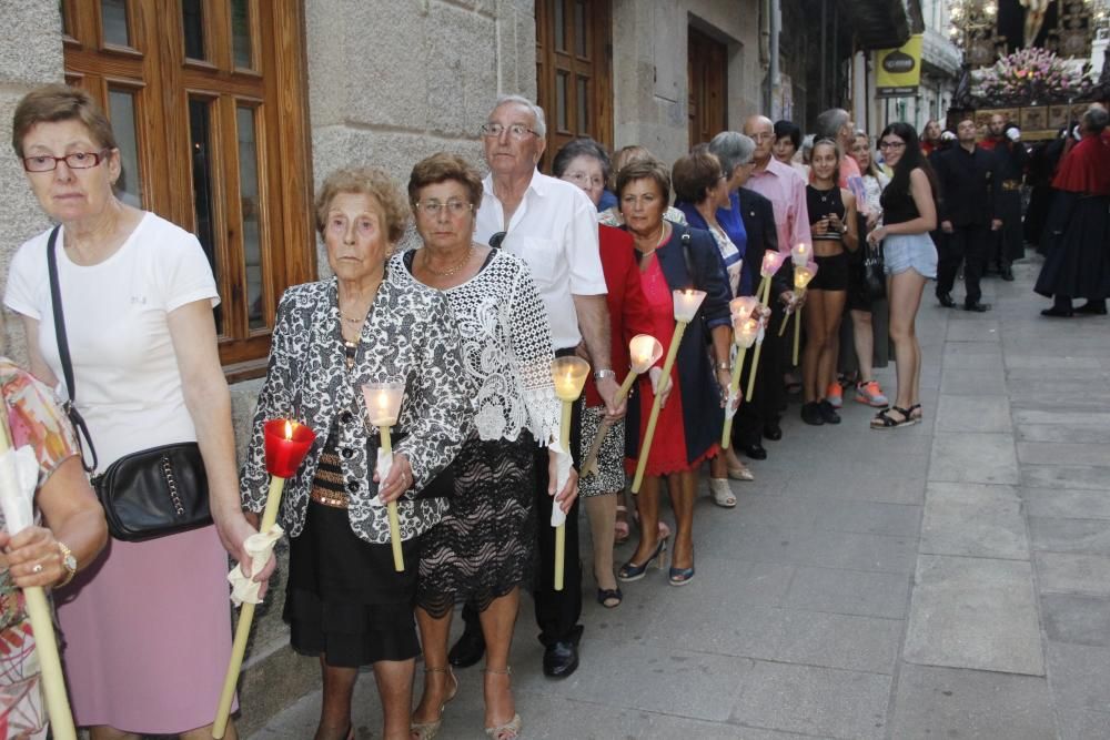 Un Cristo entre el fervor de la multitud. // Santos Álvarez