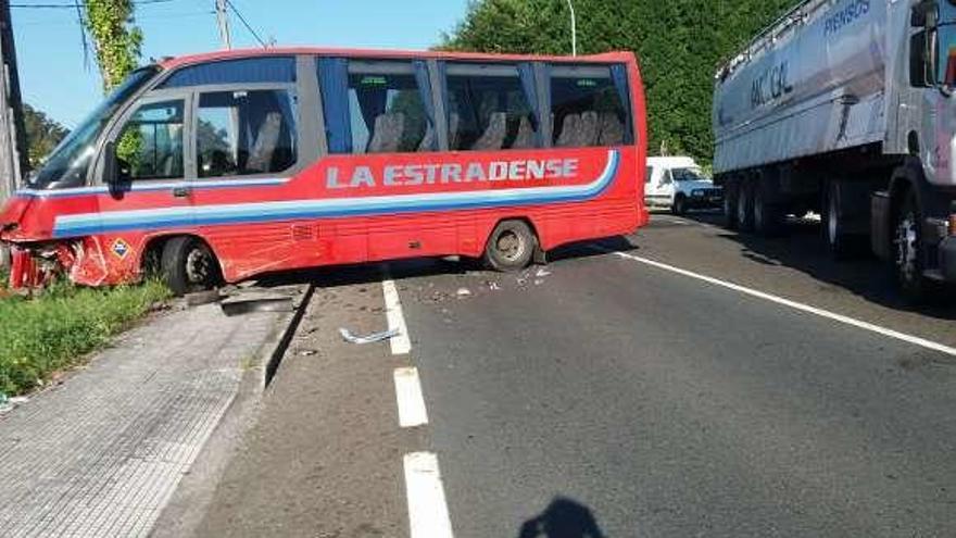 El microbús, empotrado contra un poste. // N. Parga