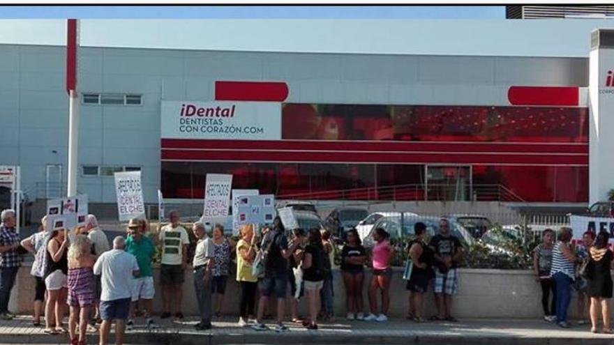 Una protesta frente a la clínica de iDental, hace unos meses, en Elche