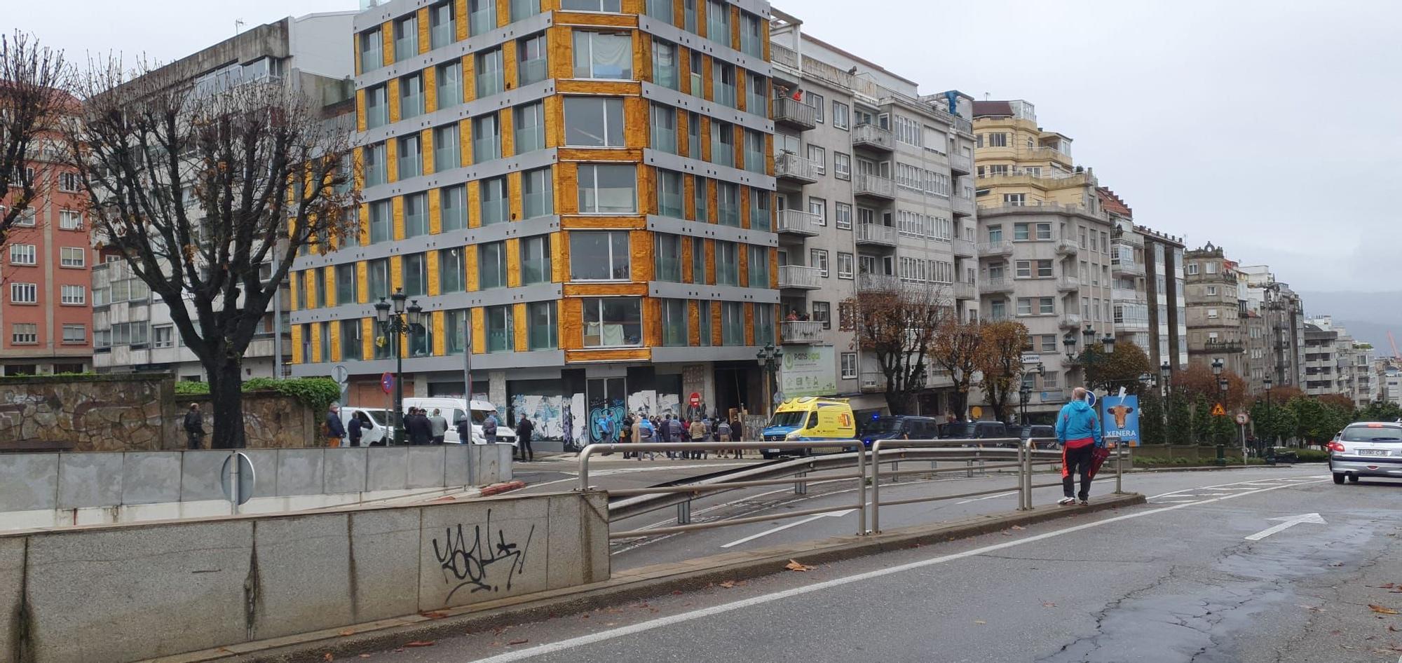 La Policía Nacional interviene en el desalojo de un edificio okupa en Vigo