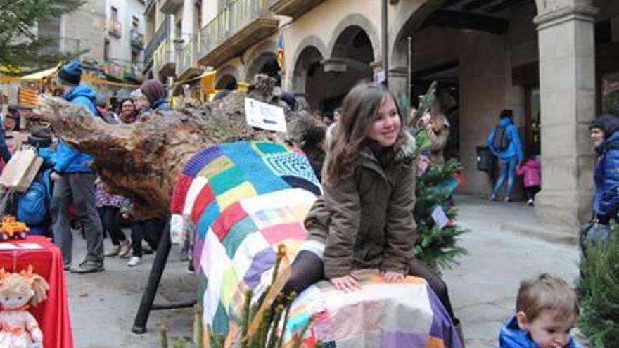 Una nena munta un gran tió, ahir a la plaça Major