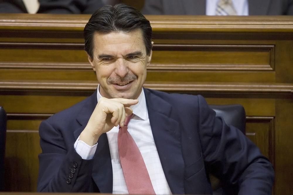 José Manuel Soria, en un momento del pleno del Parlamento de Canarias celebrado en 2008.