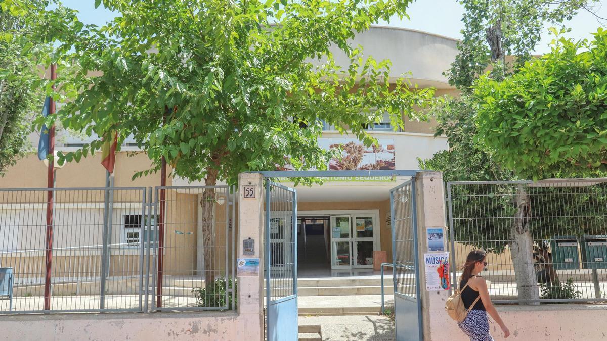 El padre de un alumno del IES Antonio Sequeros de Almoradí reclama medidas urgentes contra unas aulas asfixiantes