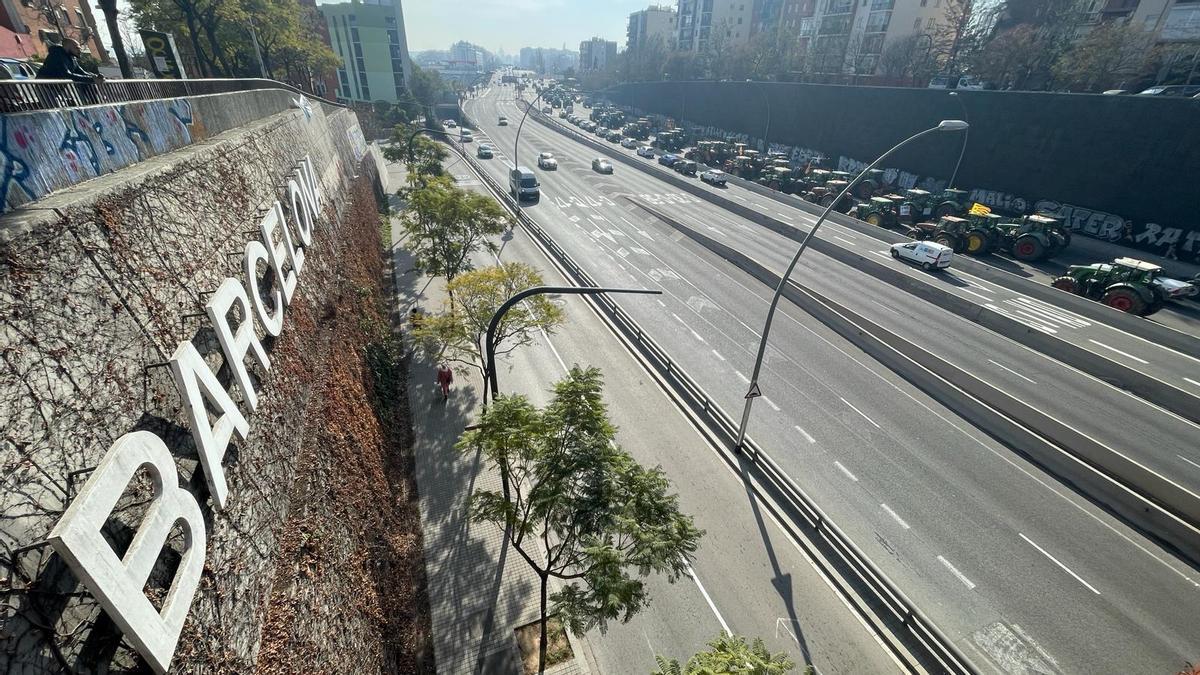 Los tractores circulan por las calles de Barcelona