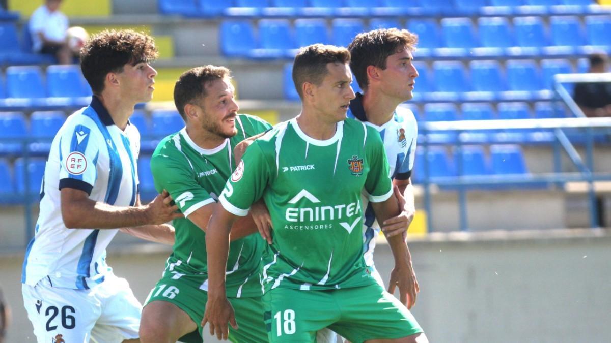 Caballero y Ayala en una acción del partido