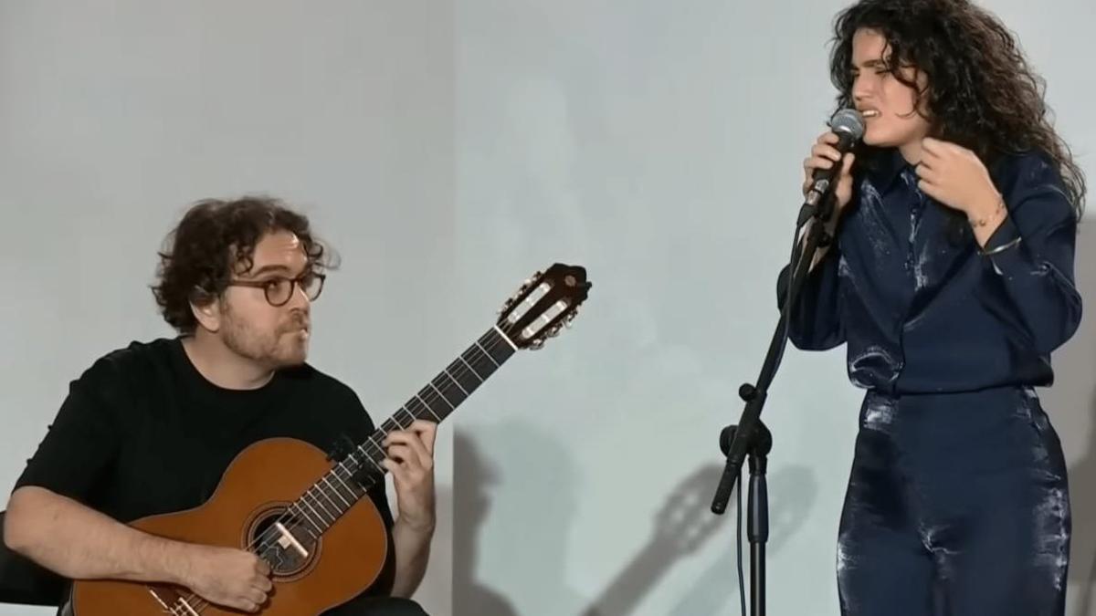 Darío junto a la cantante La Maria