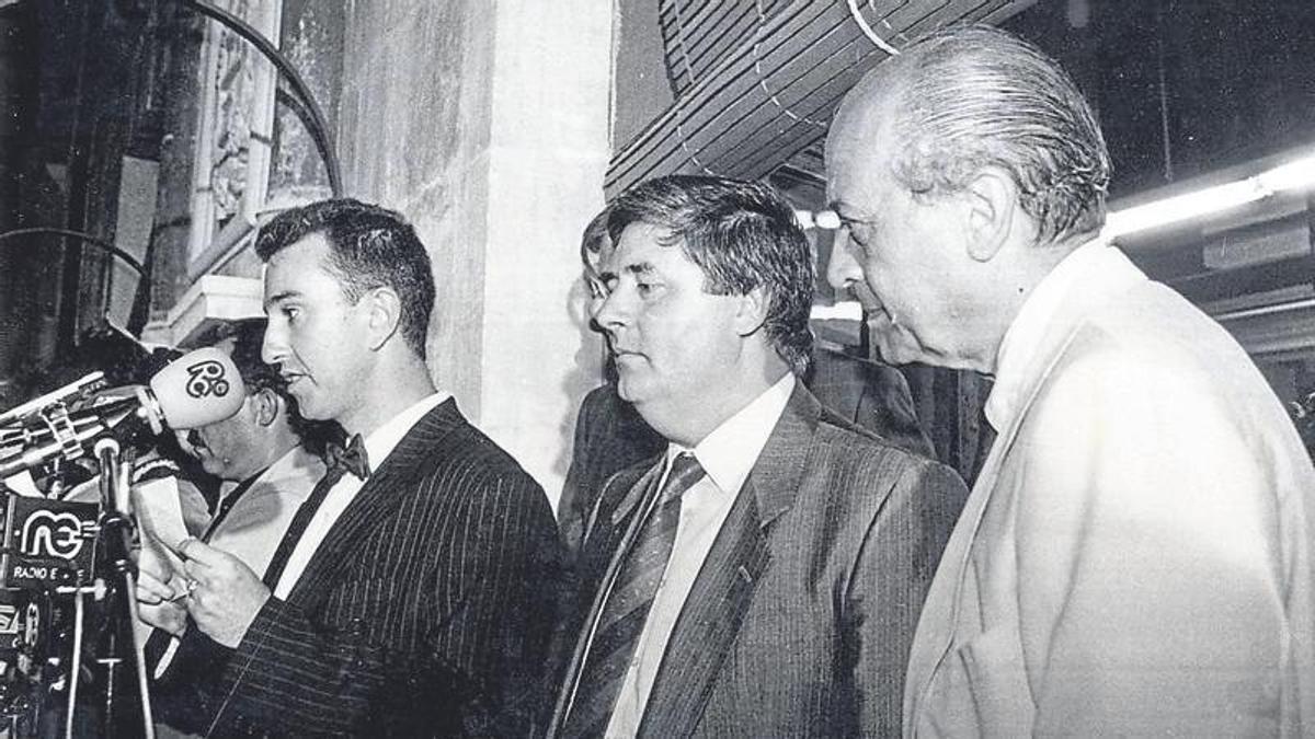 Gaspar Jaén (e), Manuel Rodríguez (c) i Francisco Fernández Ordoñez (d) al balcó del Ajuntament d'Elx en 1988