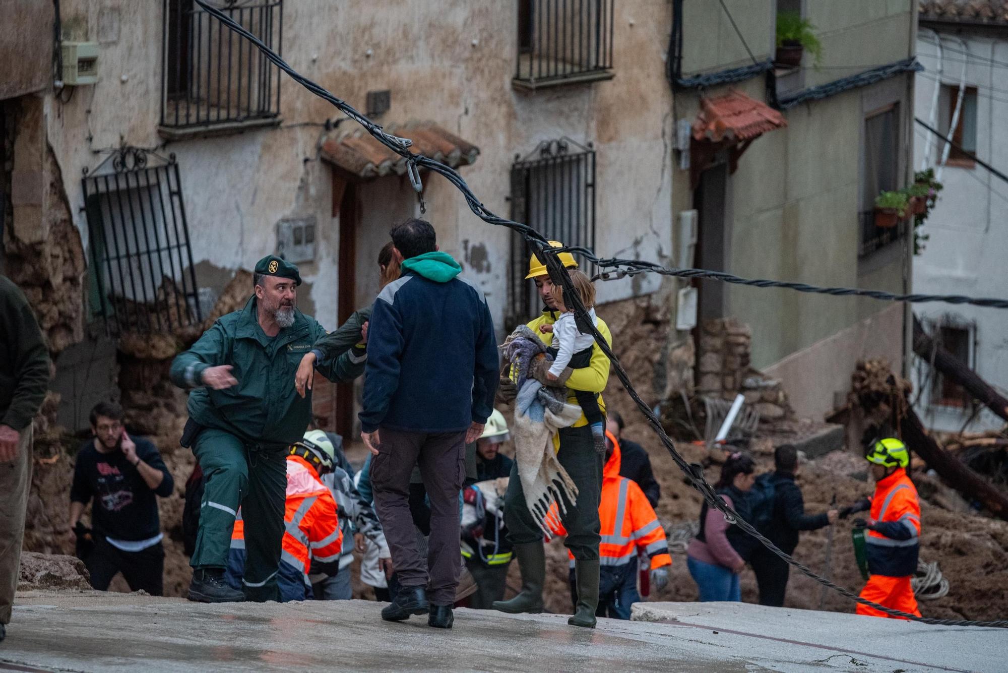 Varios servicios de emergencias ayudan en las labores de rescate, a 29 de octubre de 2024, en Letur, Albacete, Castilla-La Mancha (España). El casco antiguo de Letur, en la Sierra de Segura, se ha llevado la peor parte, con el desbordamiento del arroyo y sus calles se han convertido en un torrente, donde el agua ha arrasado con todo a su paso. En torno a 30 personas se han quedado atrapadas en sus viviendas en el centro de Letur, en el entorno de la Plaza del Ayuntamiento, por la riada. Cinco personas más permanecen en un restaurante y otra más ha pedido ayuda desde el paraje La Cascada, cercano a la localidad. 29 OCTUBRE 2024;RIADA;EMERGENCIA;RIADA;AGUA;DANA;LLUVIA;TORRENTE;SIERRA DE SEGURA; Víctor Fernández / Europa Press 29/10/2024. Víctor Fernández;