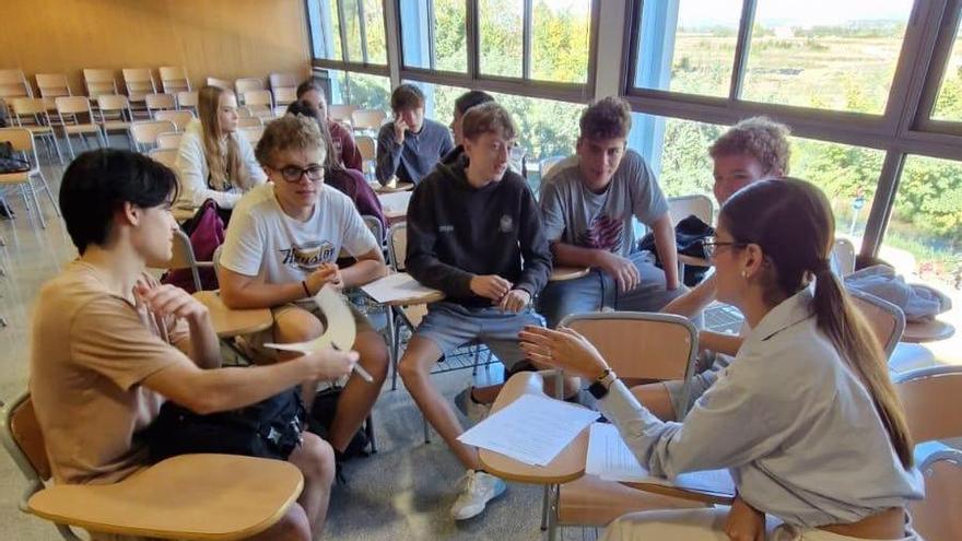 El alumnado participa en diversas sesiones formativas dentro de los institutos.