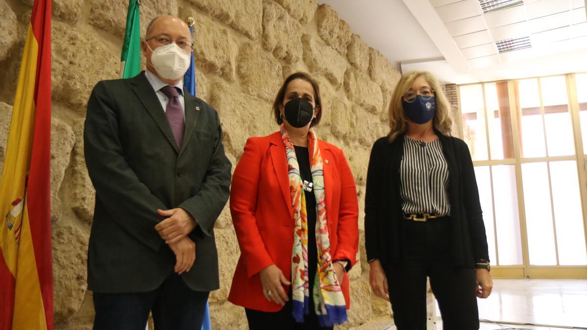 Antonio Cubero, Blanca Torrent y María de los Santos Hinojosa presentan las jornadas de Capacitación para la Contratación Pública.