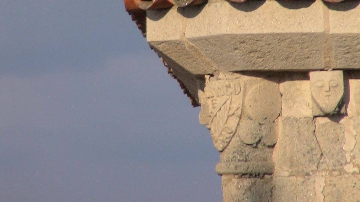 El escudo del club vasco en la torre.