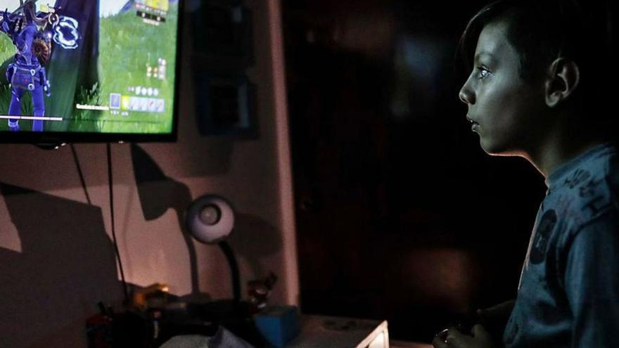 Un adolescente disfruta de una partida a un videojuego en su casa. | EFE