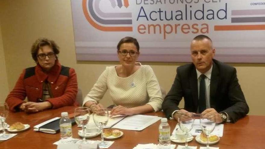 Carme Adán (centro) en su visita ayer al Desayuno de la CEP. // FdeV