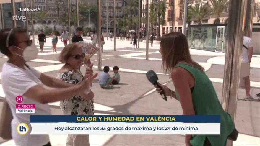 La mala suerte de una reportera de TVE, que se lleva tres zascas en directo: &quot;Esto me pasa por preguntar&quot;