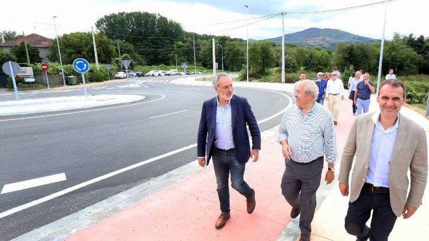 El delegado territorial, Cores Tourís (izq.), y el alcalde de Tui, Enrique Cabaleiro (dcha.), visitaron ayer el resultado final de las obras de la rotonda de acceso a la EDAR de Guillarei. // A.Hernández/ D.B.M.