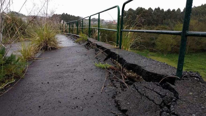 Una de las grietas que hay en la calle Maizales, en Vilarrodís.