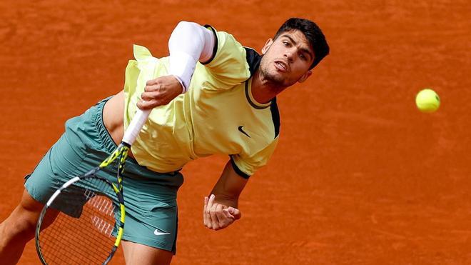 El tenista español Carlos Alcaraz devuelve una bola al tenista brasileño Thiago Seyboth, durante el partido de segunda ronda del Masters 1000 Mutua Madrid Open disputado este domingo en la Caja Mágica.