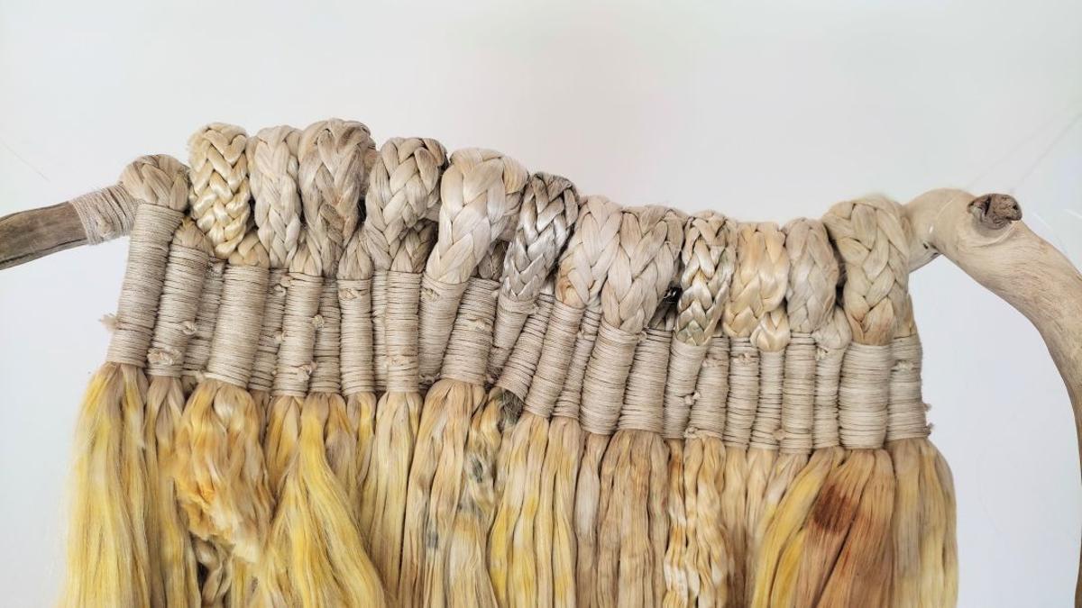 Algunas de las creaciones de Mar Fraga, todas elaboradas a partir de redes recogidas en playas y puertos. Enmalle Studio también acoge cursos e intercambios culturales