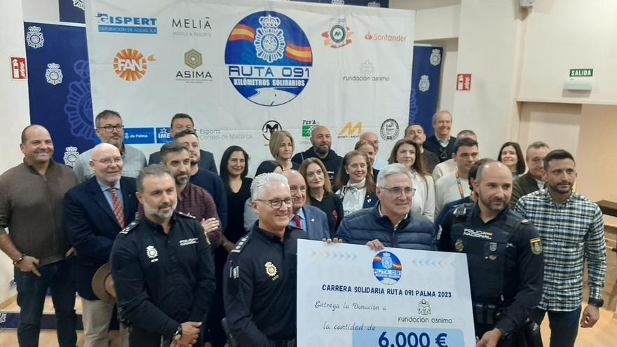 La Policía entrega 6.000 euros de la recaudación de la carrera &quot;Ruta 091&quot; a la Fundación Asnimo