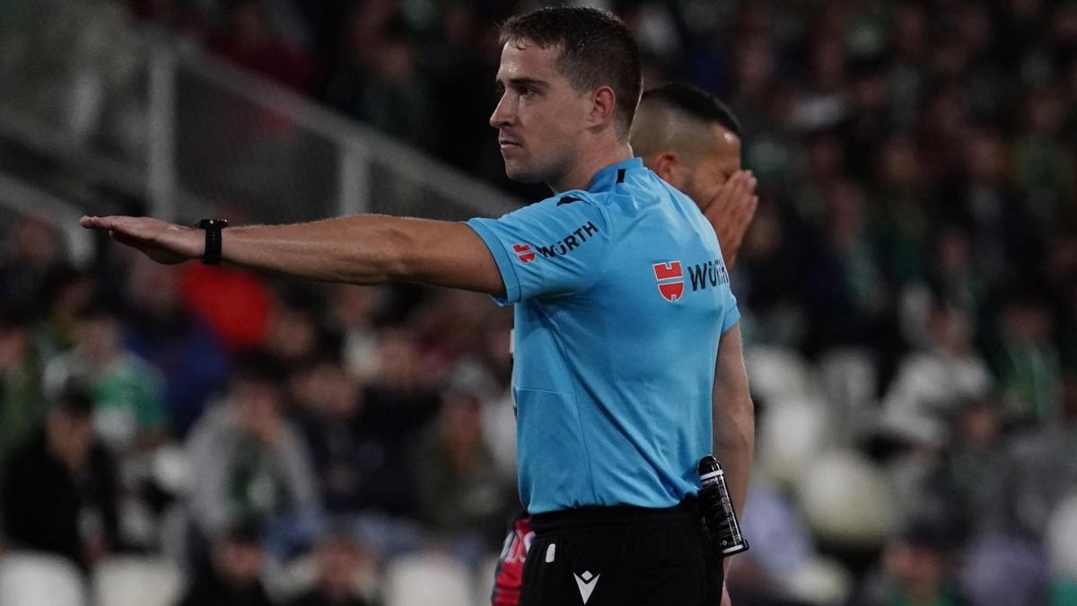 Miguel Sesma Espinosa, arbitrando un encuentro en la categoría de plata.