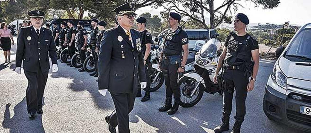 El nuevo jefe de la PolicÃ­a Local, Josep PalouziÃ©, pasa revista a un grupo de agentes el dÃ­a de su toma de posesiÃ³n a finales de abril de 2016.