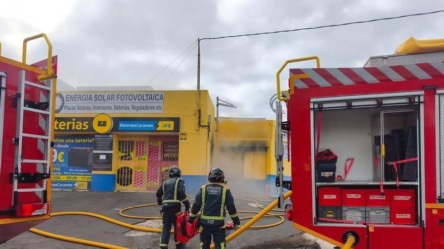 На Тенеріфе загасили складну пожежу в магазині акумуляторів поблизу АЗС