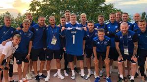 La selección de Islandia posa con una camiseta con el nombre de Ikeme, portero de Nigeria que sufre leucemia