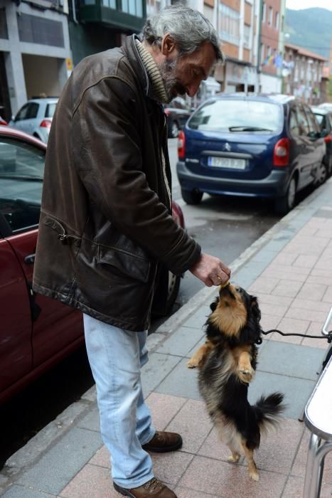 Josín entrega su perro "Trasgu" a Antonia Morales