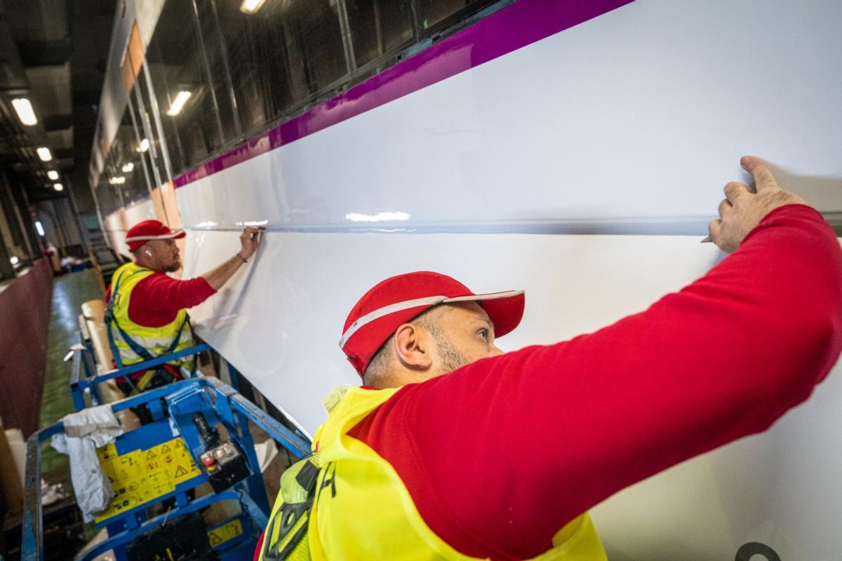 Barcelona 17/12/2025 Barcelona. Renfe muestra el proceso de limpieza y vinilado de los trenes de Rodalies, a las 22:15 horas. Se facilitarán datos sobre los costes económicos y operativos de los actos vandálicos sobre los trenes. Lugar: Base de Mantenimiento de Renfe en Cornellà. AUTOR: MANU MITRU