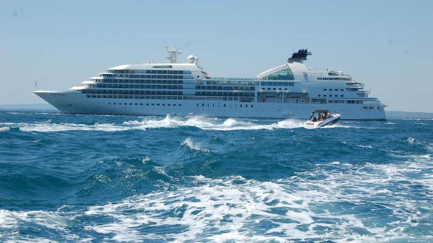 El creuer Seabourn Quest fondejat a la badia de Roses.