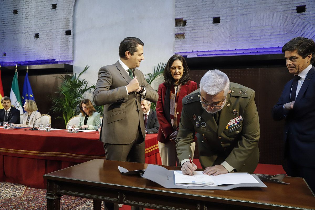 La firma de la cesión de los terrenos de la Base Logística del Ejército, en imágenes