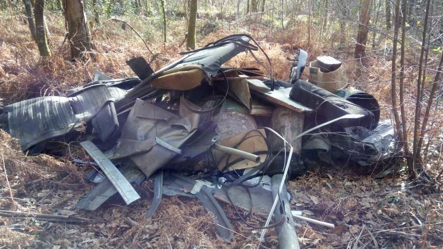 Vertido localizado por la Policía Local en un monte de la ciudad. // FDV