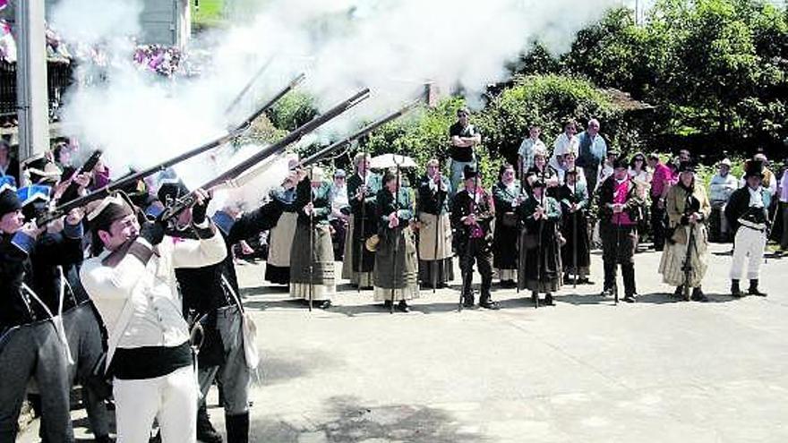 Los soldados franceses disparan con sus armas en la plaza de Arante, junto a la iglesia parroquial.